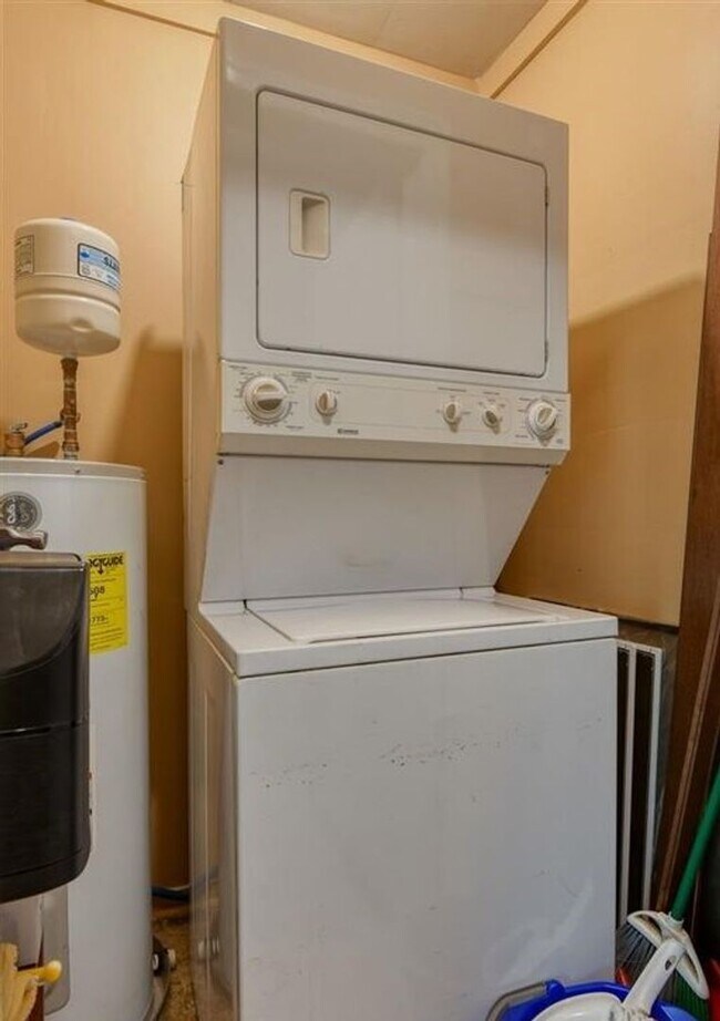 Building Photo - Beautiful three Bedroom One Bathroom For Rent