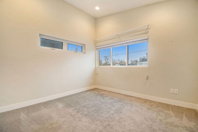 Building Photo - 1 Bedroom 2 Bathroom Luxury Brand New Town...