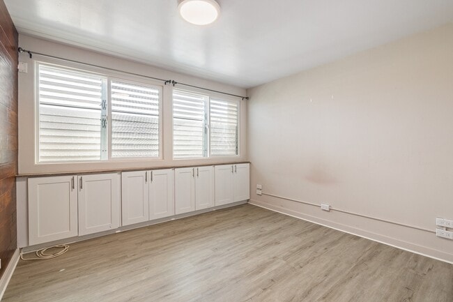 Building Photo - 2 Bed / 1 Bath 1 Parking , Community Pool , Electricity, Water, Sewer & Gas Included, Secured Bui...