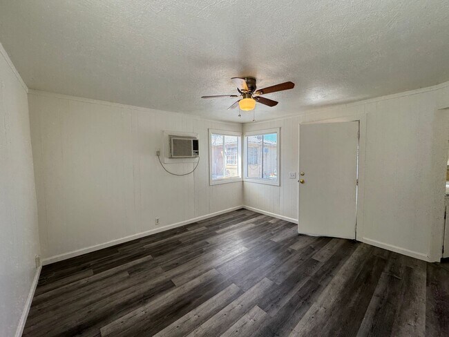 Building Photo - Cute One Bedroom Cottage with Parking Space