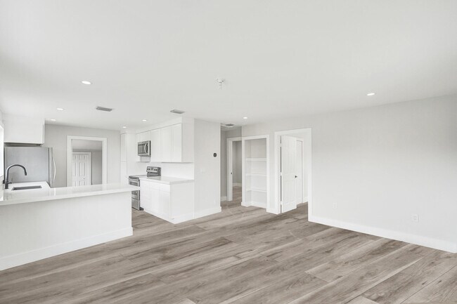 Building Photo - 5601 SW 36th Ct