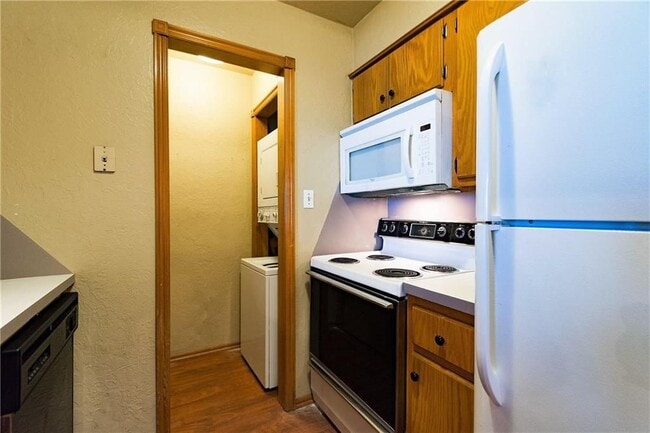 Building Photo - 1000 Rambling Oaks Dr