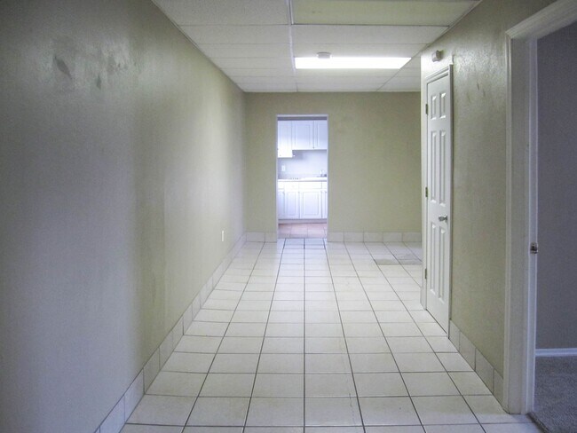 Building Photo - 117 E Cherry St