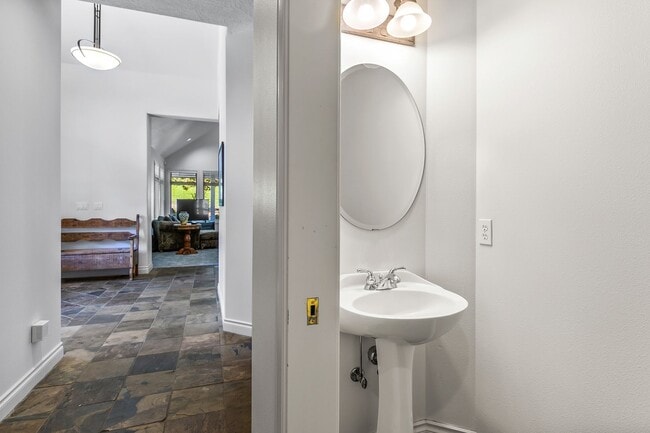 Building Photo - Single Level Gorgeous Awbrey Glen home!