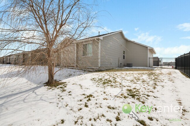 Building Photo - Newly Built 3 Bedroom Beauty: Lawn care and trash included!