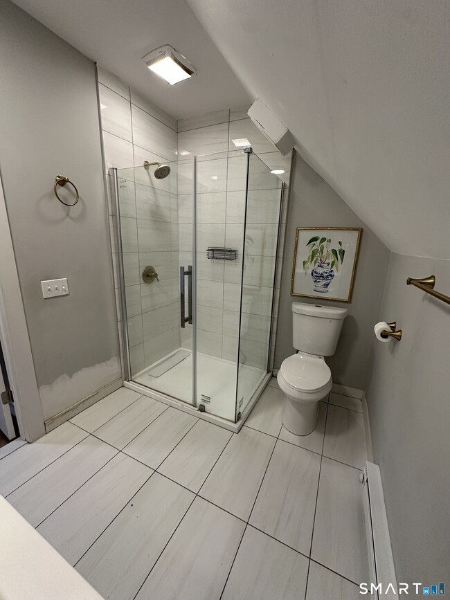 Building Photo - 27 E 9th St