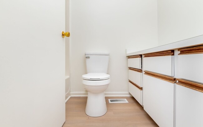 Building Photo - 4BR/2Ba house- Ready for new occupant!