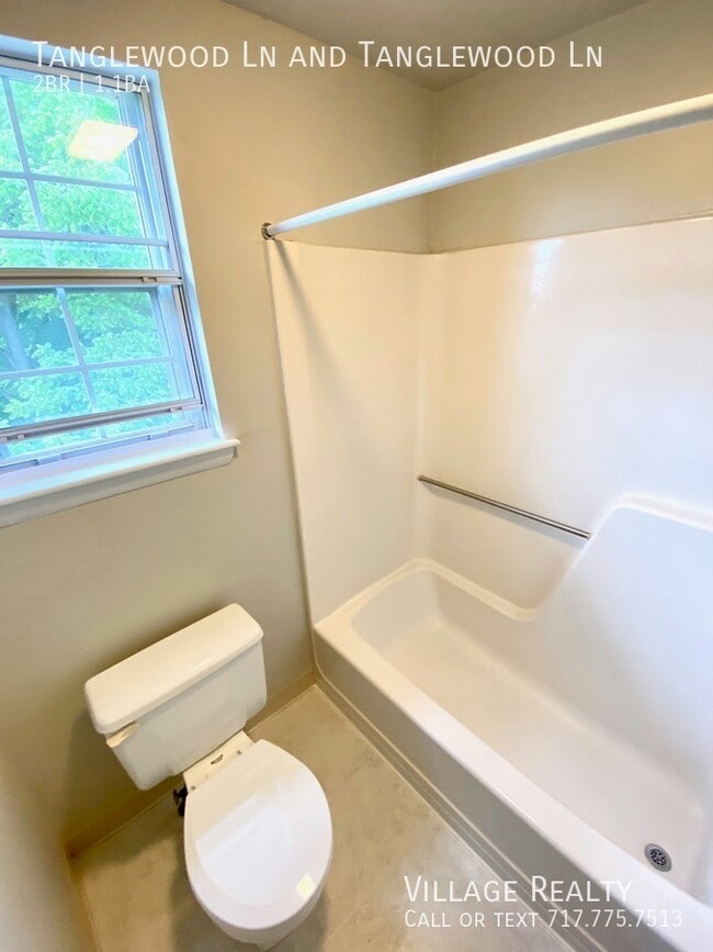 Building Photo - 442 Tanglewood Ln