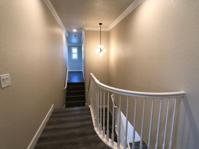 Building Photo - Stunning Eagle Ridge Home