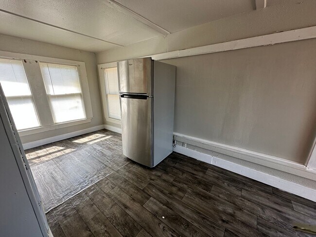 Building Photo - 820 College St