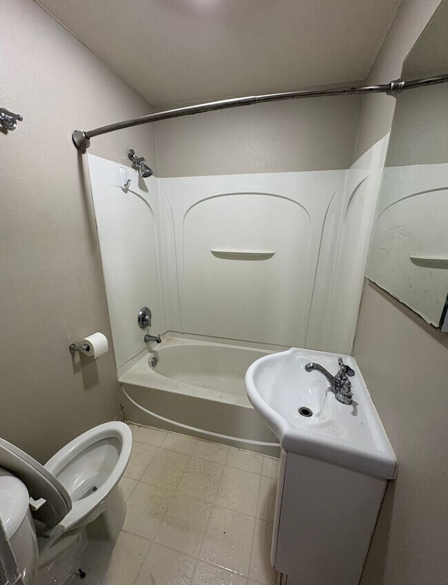 Building Photo - House- NW