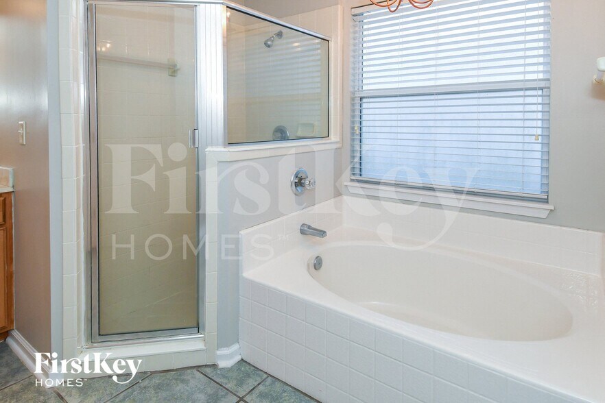 Building Photo - 848 MacKenzie Cir