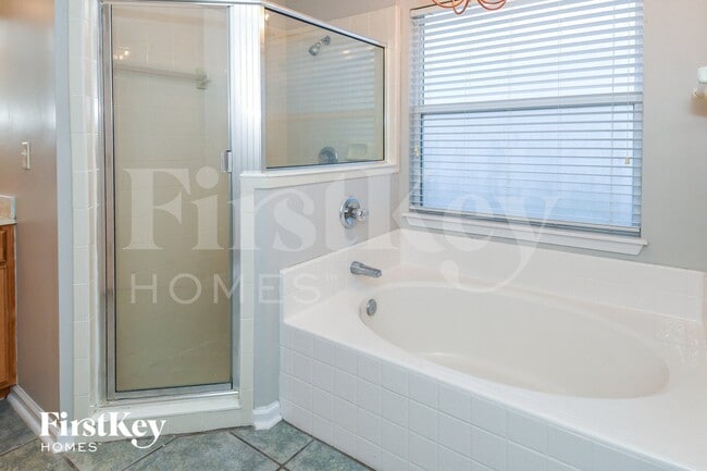 Building Photo - 848 MacKenzie Cir