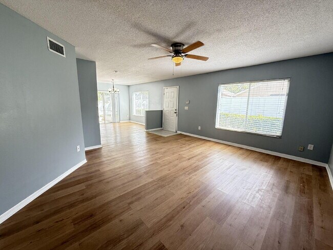 Building Photo - 3 bed 2.5 bath townhome in Gated Providenc...