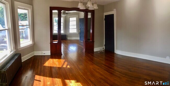 Building Photo - 52 Catherine St