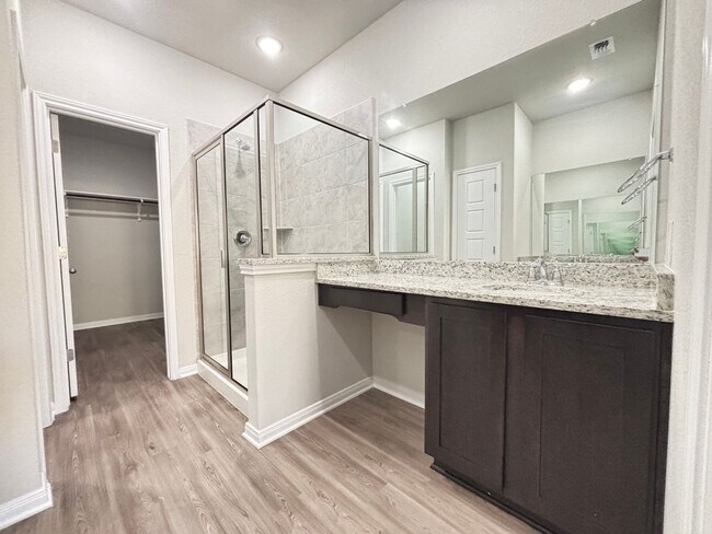 Building Photo - Luxury Living in the Heart of Cibolo!