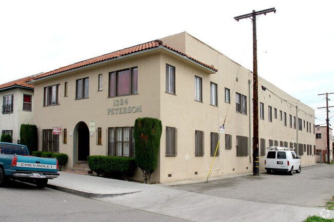 Primary Photo - 1324 Peterson Ave