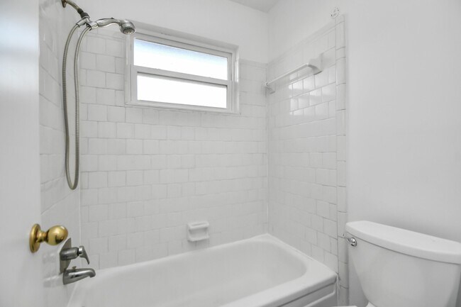 Building Photo - 403 Westwood Dr