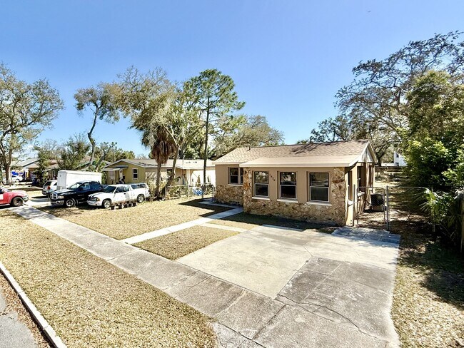 Building Photo - 1828 20th Ave S