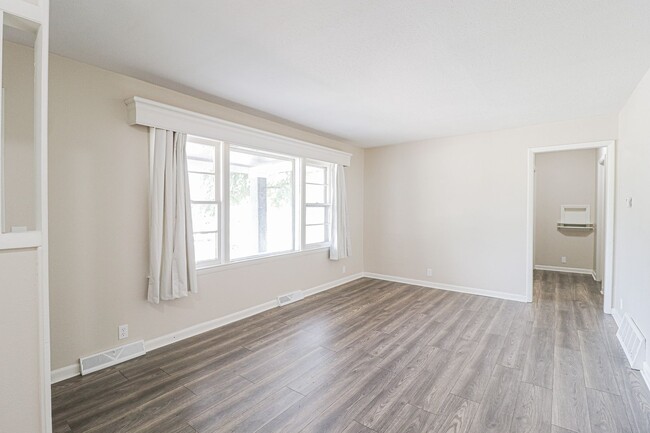 Building Photo - 3009 S Glenn Ave