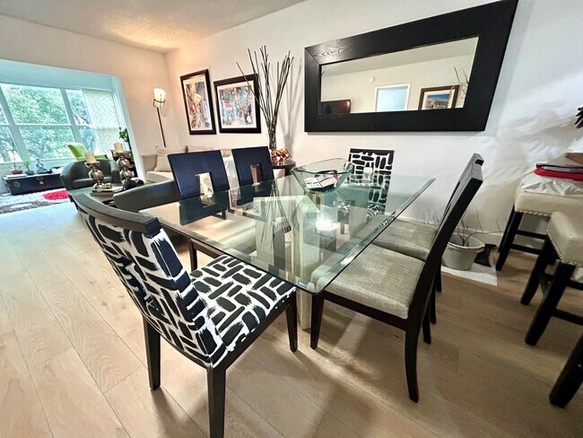 Building Photo - 1050 Country Club Dr