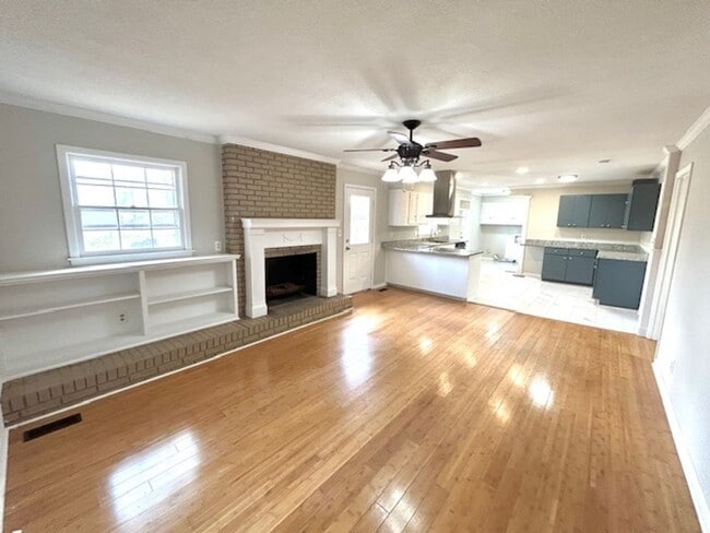 Building Photo - Move-In Ready 3 Bedroom Home with Garage & Private Yard