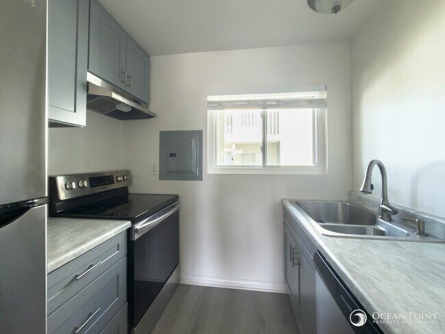 Building Photo - Charming 2 Bedroom Anacapa Condo just steps from the beach in Port Hueneme!