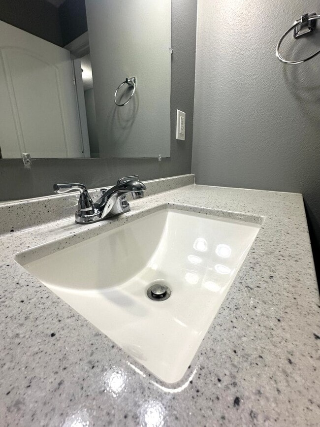 Building Photo - Comfortable 3 Bed Duplex in Convenient Ozark Location