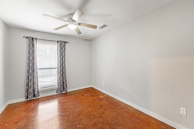 Building Photo - 3 N Ennis St