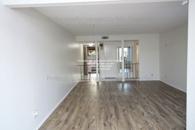 Building Photo - 3 Bedroom 1.5 Bathroom Townhome with a 2 c...