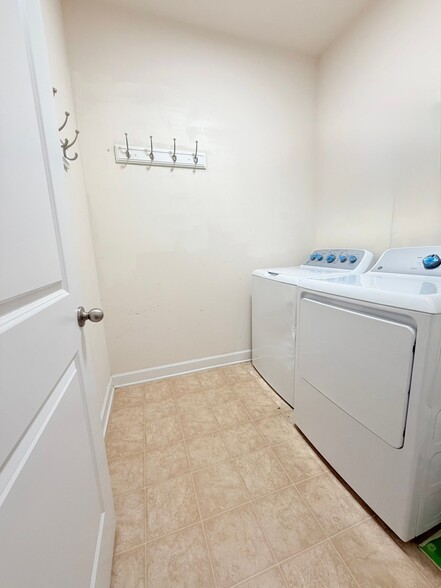 Building Photo - 550 Callandale Ln