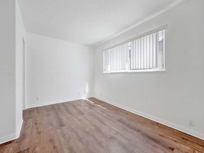 Building Photo - 907 E Balboa Blvd