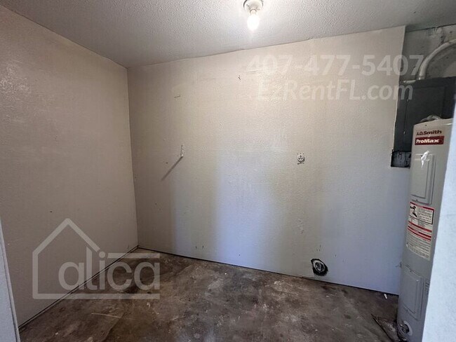 Building Photo - 2155 Aaron Ave