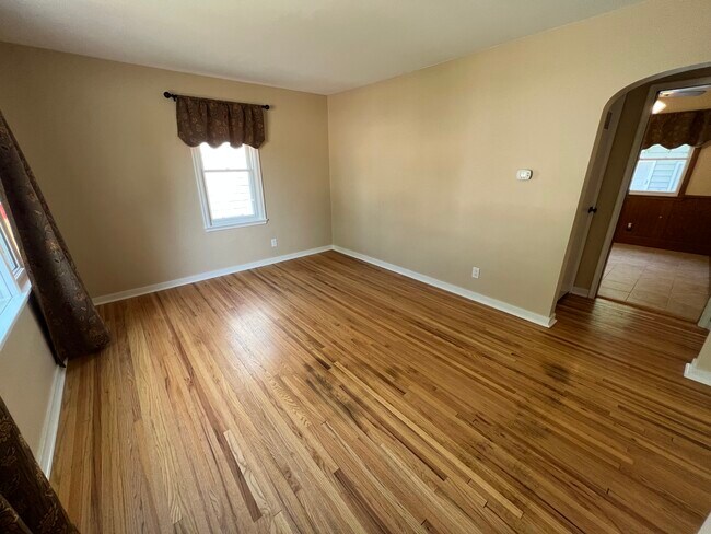 Building Photo - 114 10 1/4 St SE