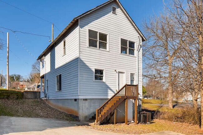 Building Photo - Amazing 3 Bedroom 2.5 Bath! Intown Living at a Price Below Market Off Street Parking