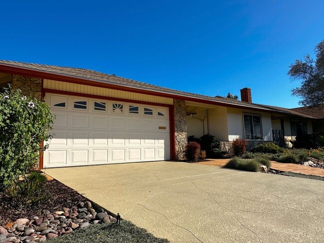 Building Photo - 3/2 house in North Clairemont! 2 car garag...