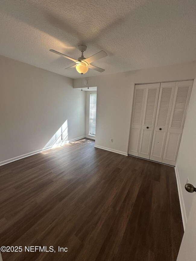 Building Photo - 10369 Arrow Lakes Dr E