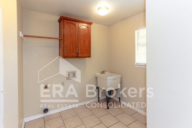 Building Photo - 800 Silver Creek Dr