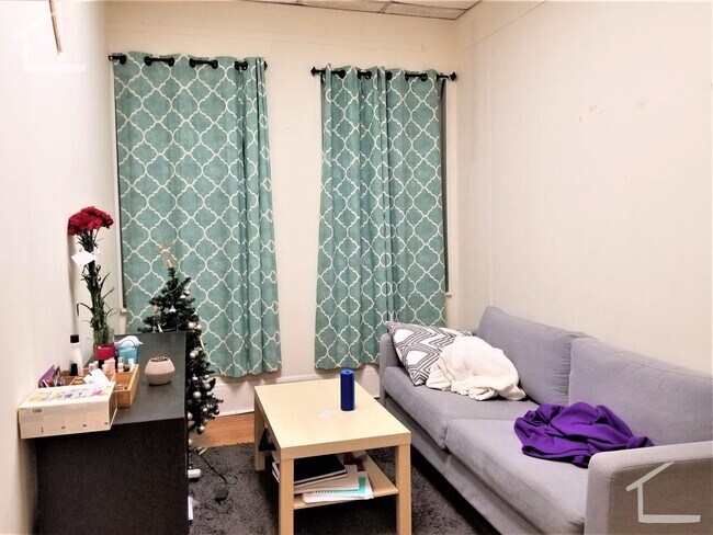 Building Photo - NO FEE - Kenmore 3 BR Apartment - 9/1