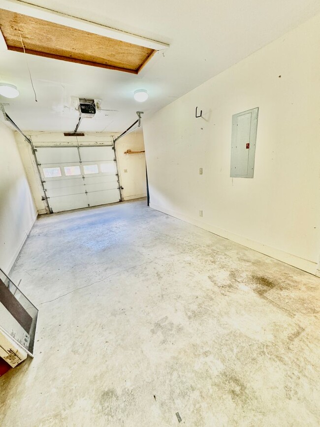 Building Photo - Charming two bedroom, two bathroom home at The Lakes in North Charleston!