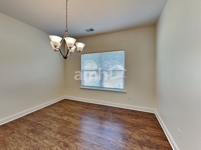 Building Photo - 423 Pearson Cir