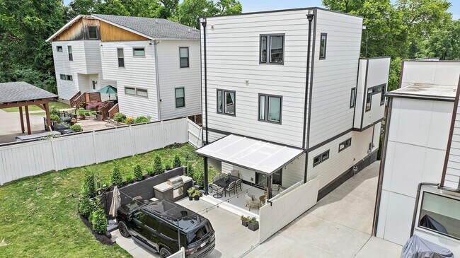 Building Photo - 409 Moore Ave
