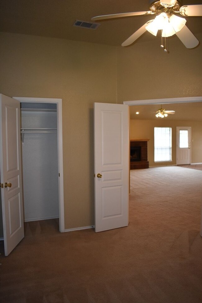 Building Photo - 2521 Creek Dr