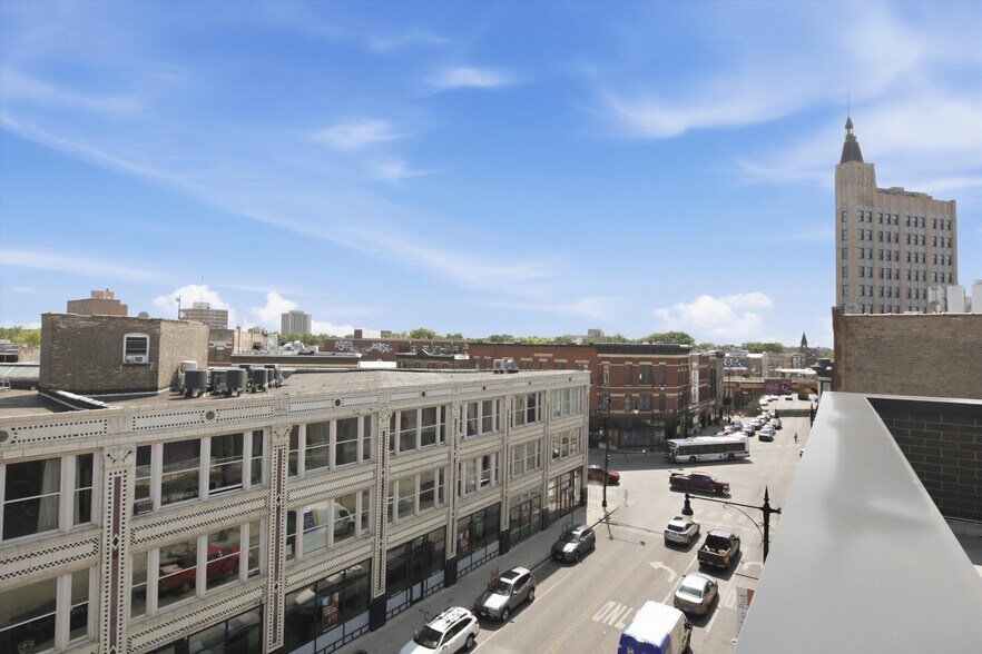 Building Photo - 1938 W North Ave