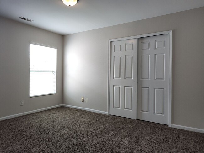 Building Photo - Pristine home located in the Woodbury comm...