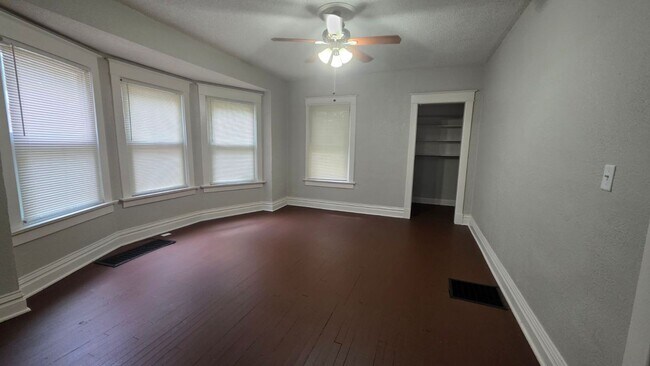 Building Photo - 3 BR/1BA | Newly Renovated Single Family Home | Great backyard | In Kansas City!