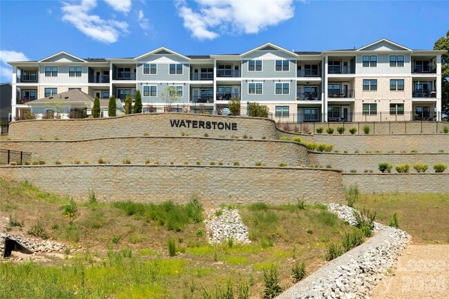 Building Photo - 7113 Brookview Ln