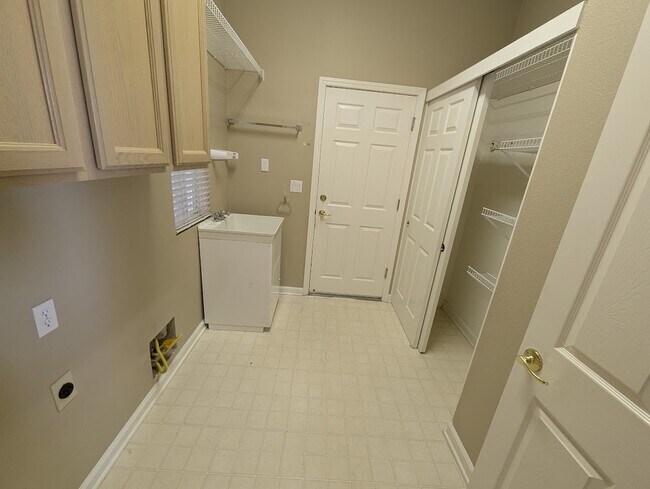 Building Photo - 7090 Lost Lake Ln