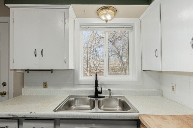 Building Photo - 1635 S Meade St