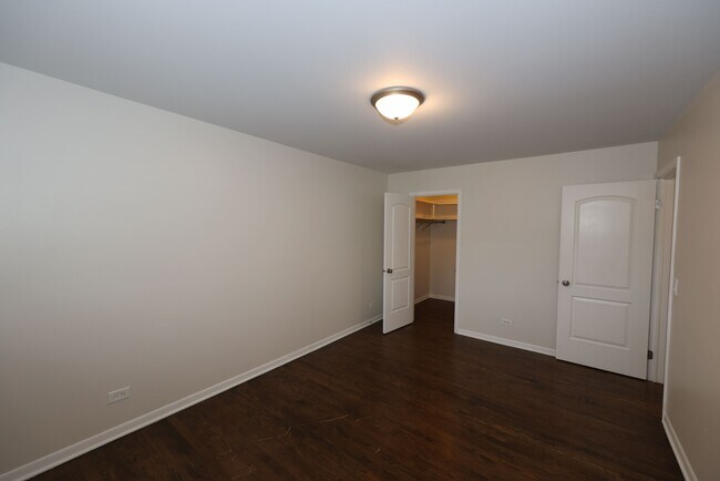 Building Photo - 503 E Valley Ln